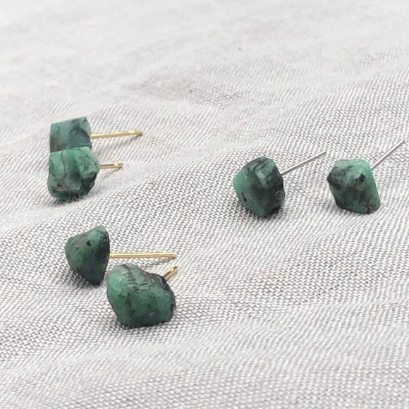 ๐ New Raw Emerald Crystal Stud Gemstone Earrings - Picture 2 of 9